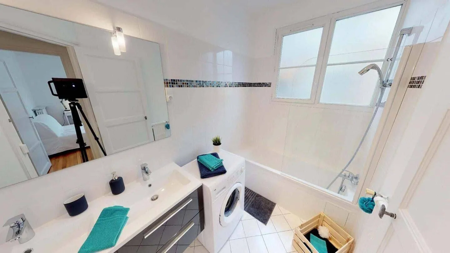 Salle d'eau avec douche