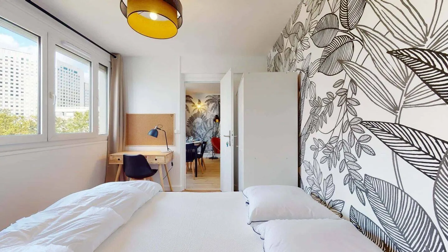Chambre avec bureau et papier peint végétal