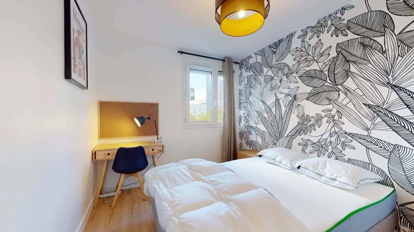 Chambre avec bureau et papier peint végétal