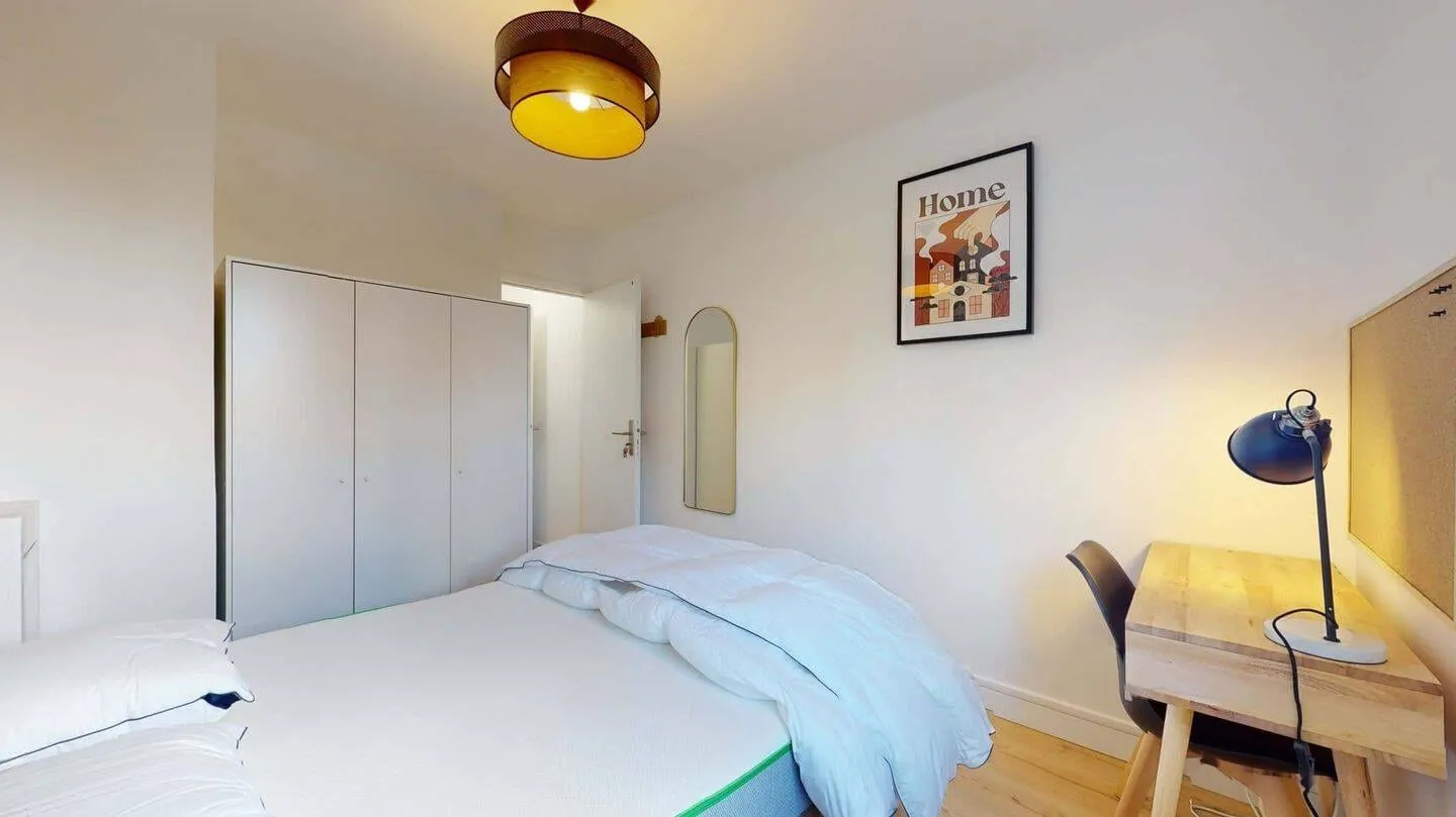 Chambre avec bureau et lampe d'architecte
