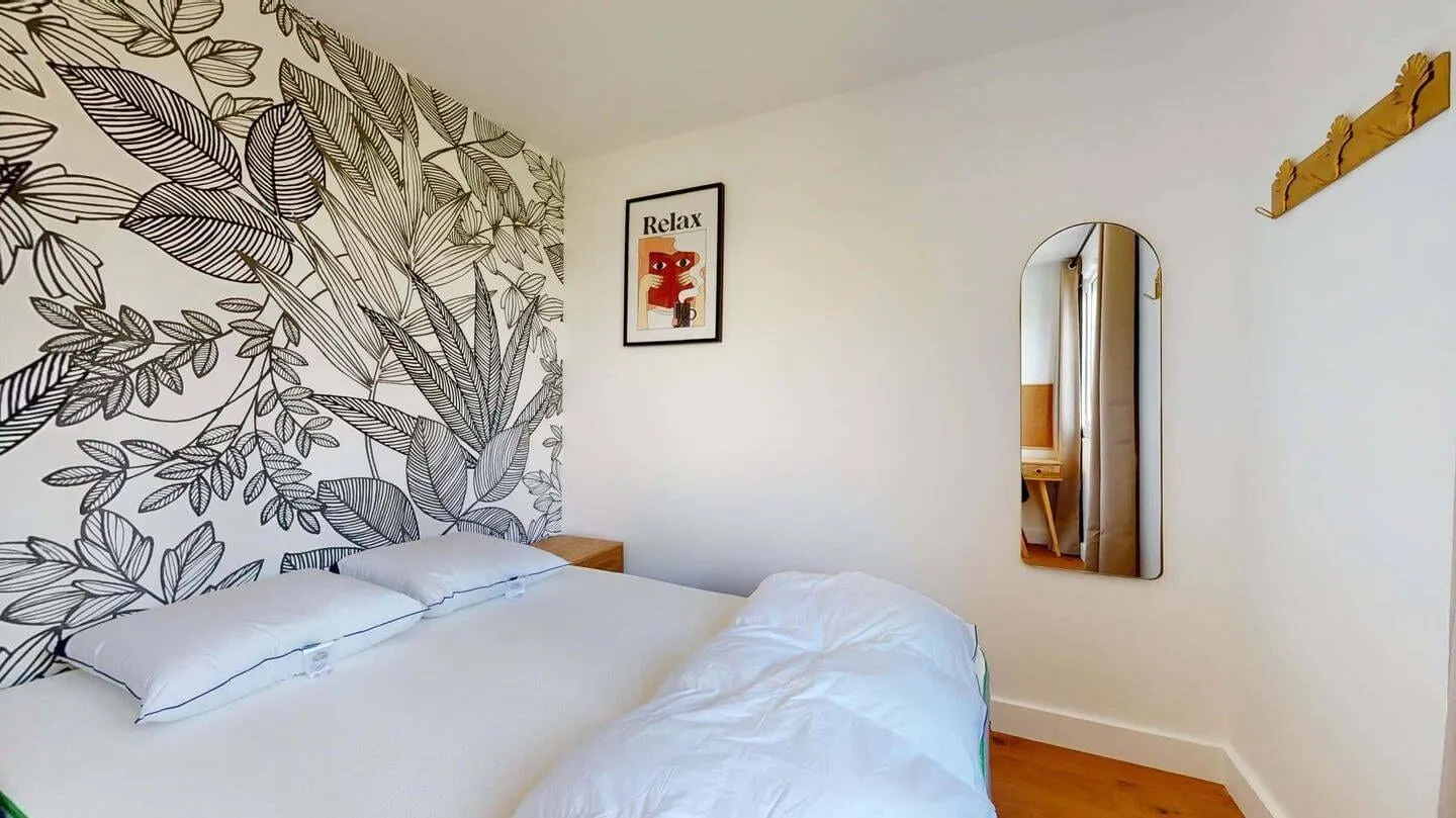 Couchage et miroir de la chambre privative