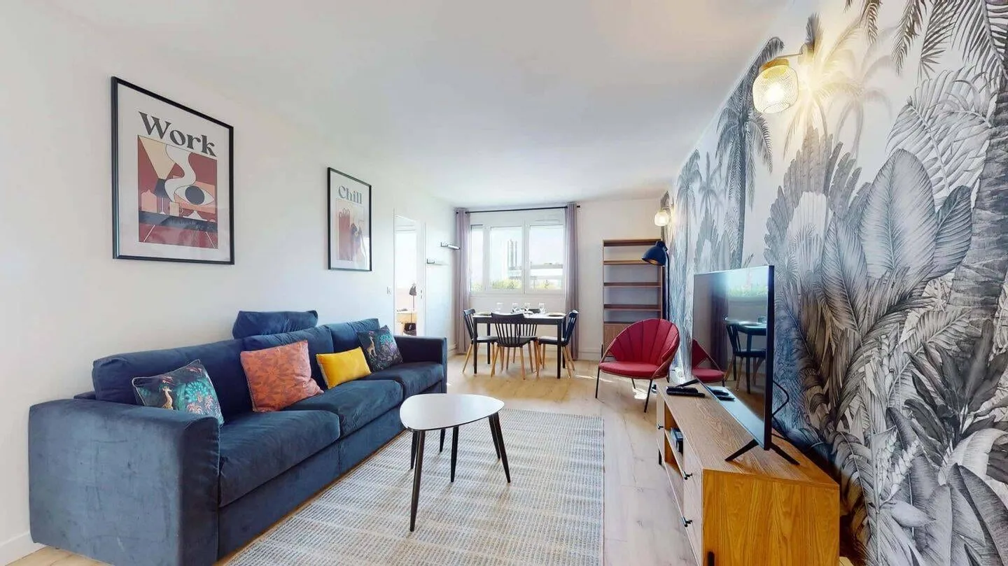 Séjour avec canapé bleu et fauteuils colorés