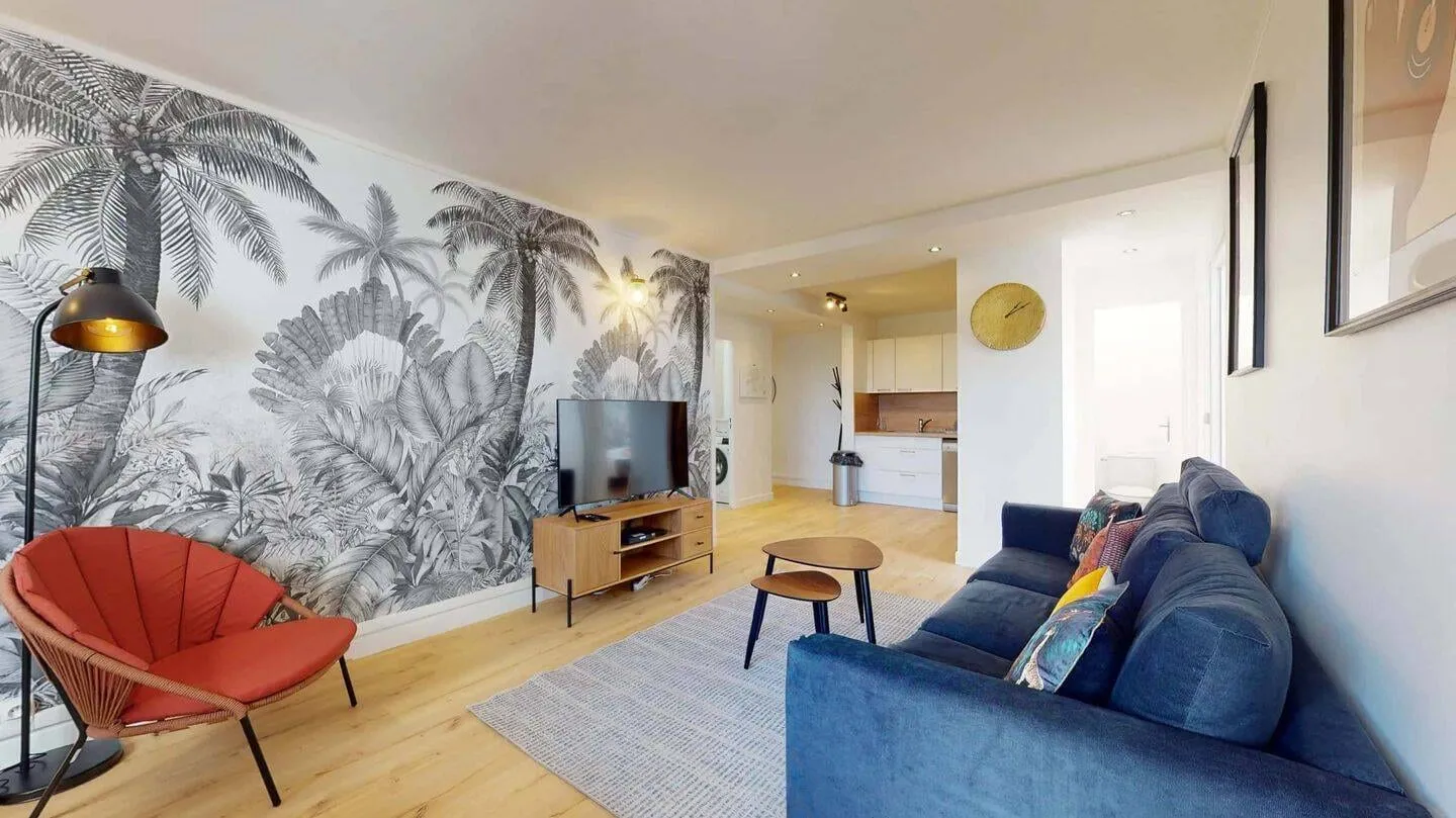 Canapé et rangements de la pièce commune
