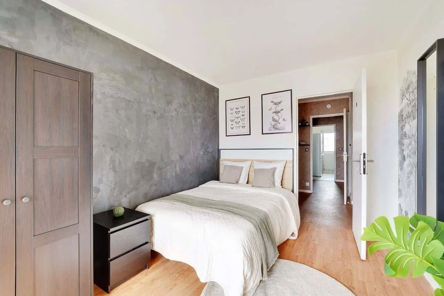 Chambre avec lit double et cadres muraux