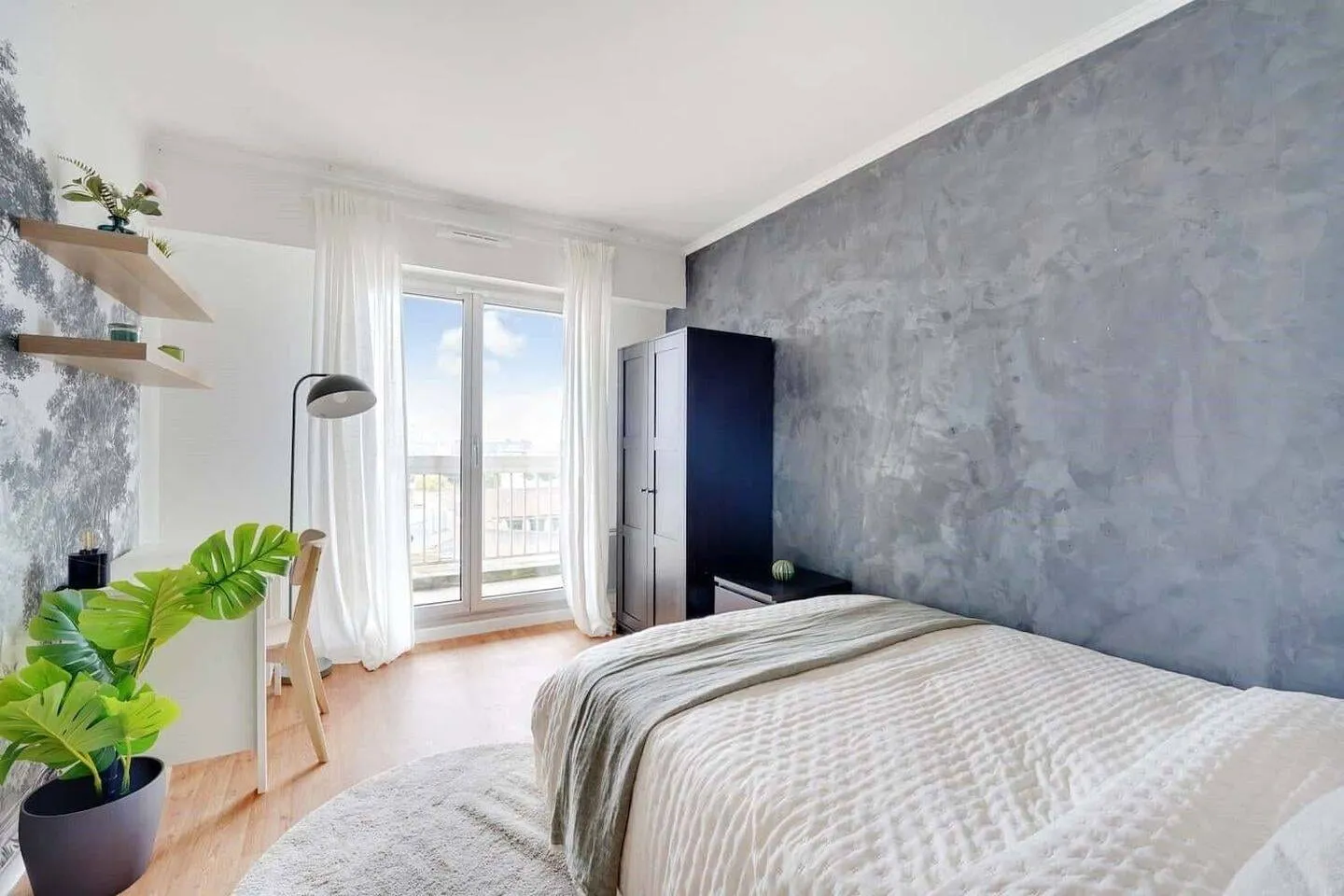 Chambre avec mur en béton ciré et plantes
