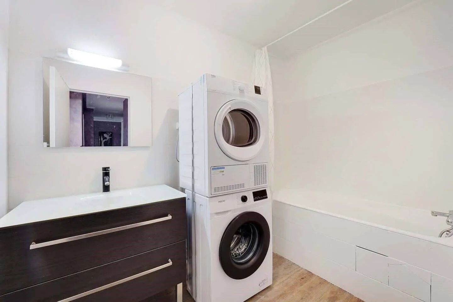 Buanderie avec lave-linge et sèche-linge superposés