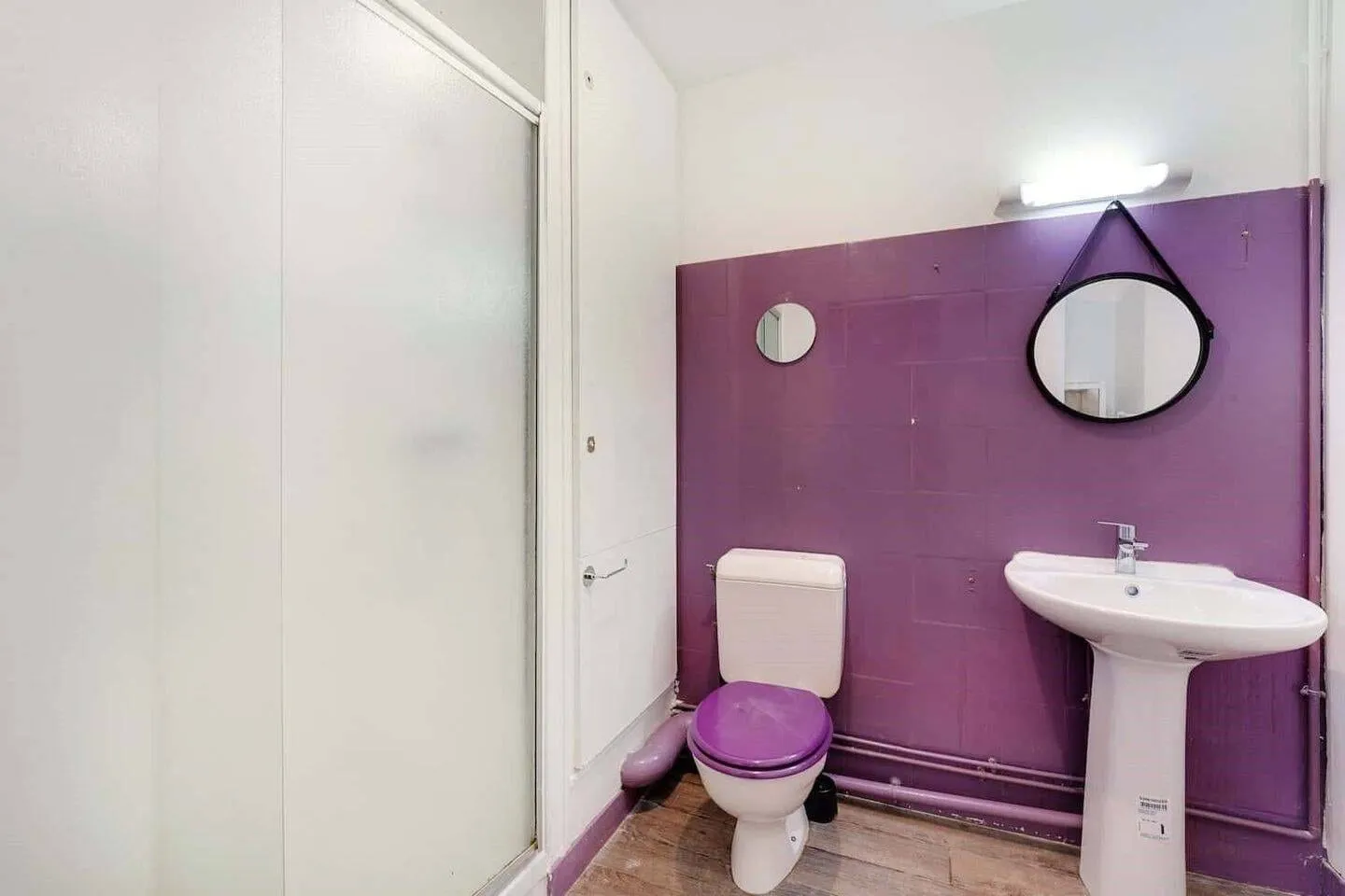 WC avec lave-mains et mur coloré