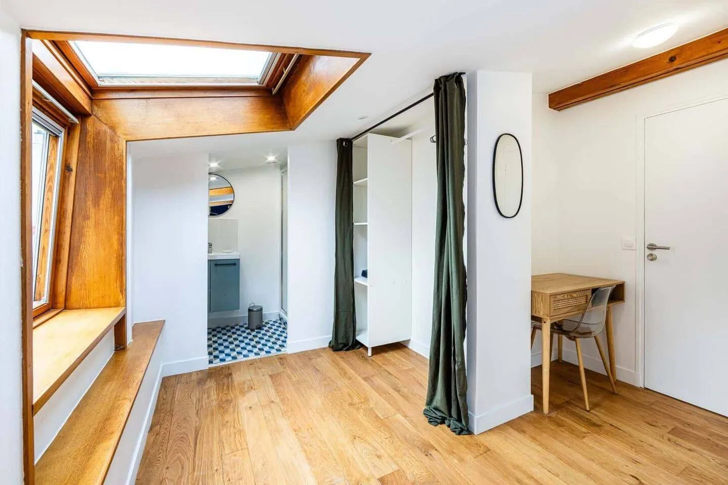 Chambre sous verrière avec coin bureau
