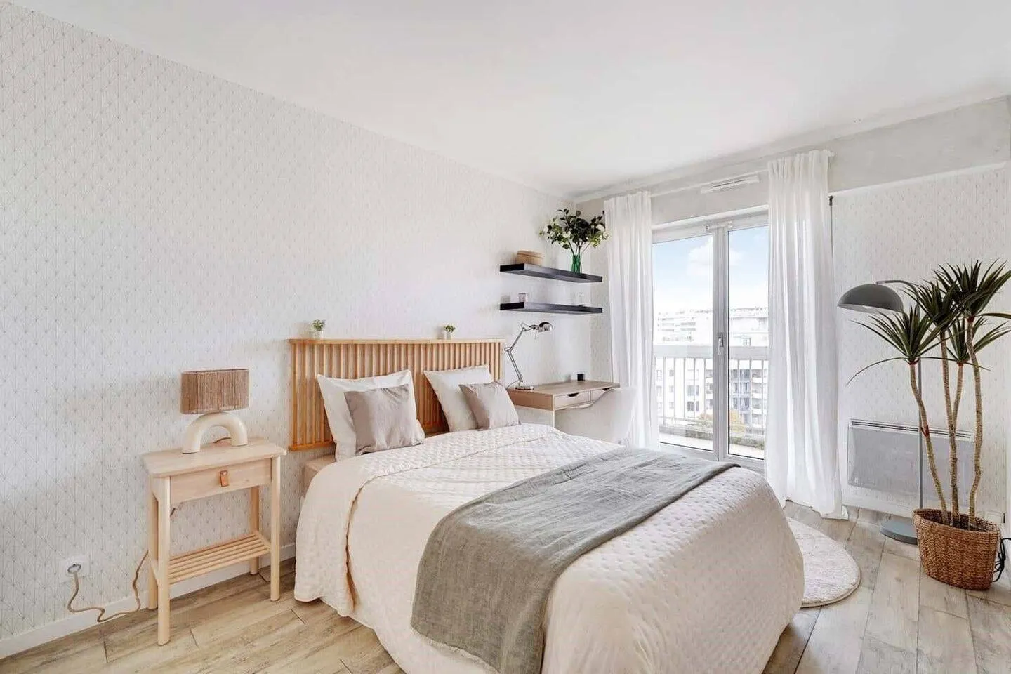 Chambre avec lit double et fenêtre