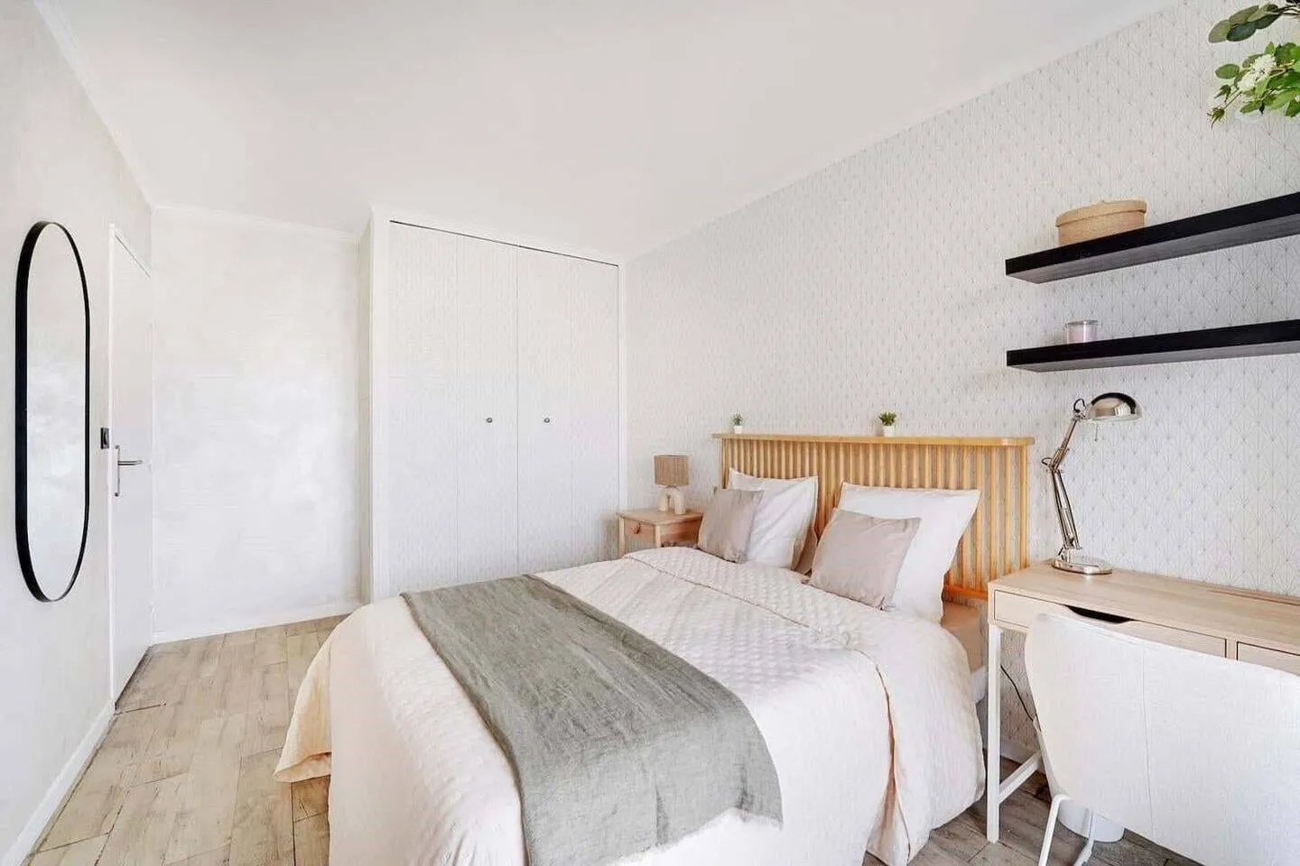 Chambre avec tête de lit en bois et étagère