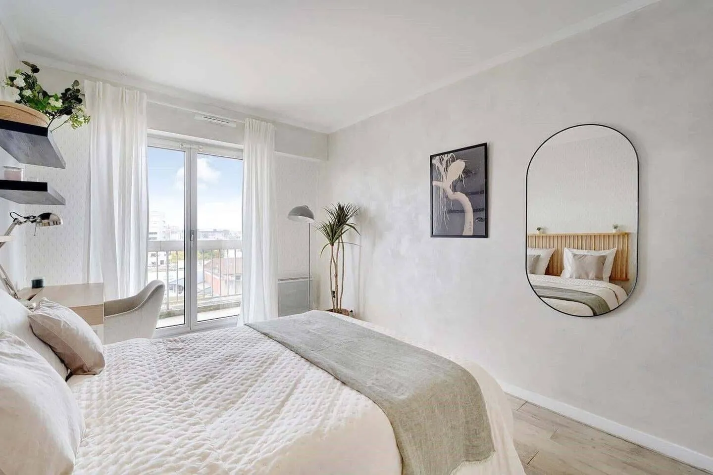 Chambre avec miroir et rideaux clairs