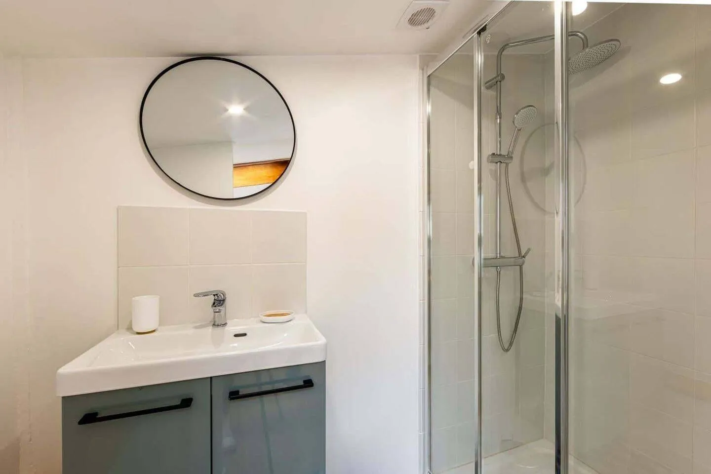 Salle d'eau privative avec douche et miroir