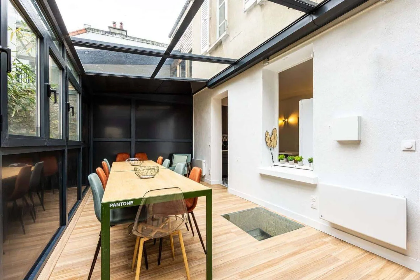 Salle à manger installée sous la verrière
