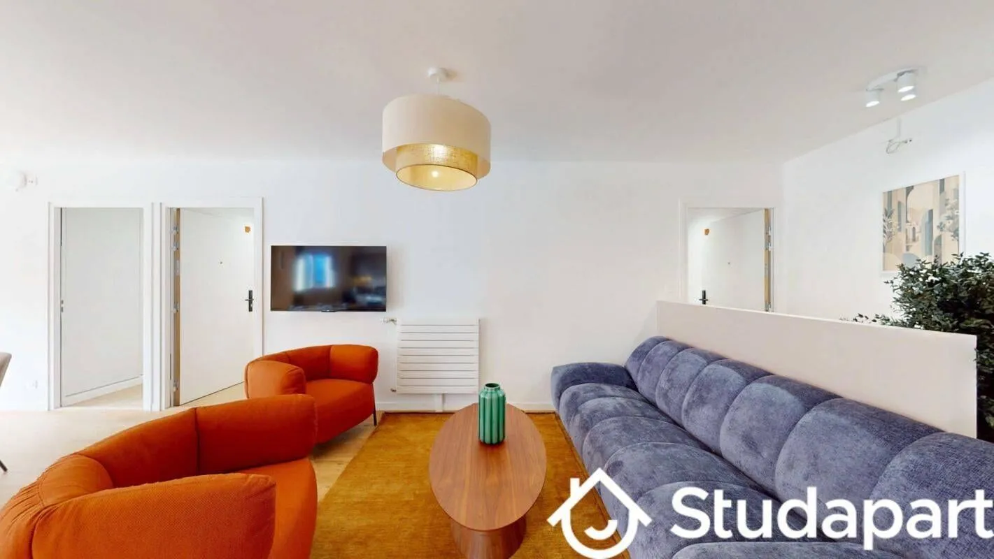 Séjour avec canapé et fauteuil orange