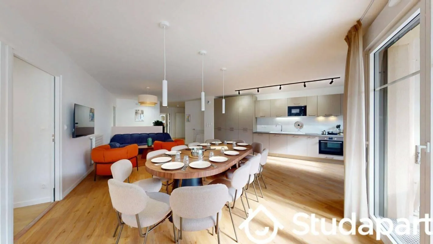 Salle à manger ouverte sur la cuisine