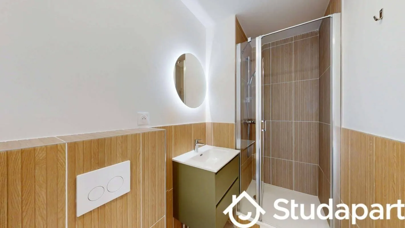 Salle de bains avec vasque et miroir