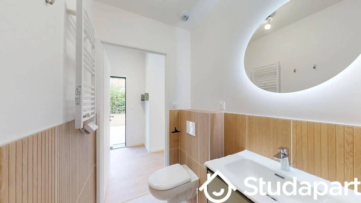 Douche et WC de la salle de bains