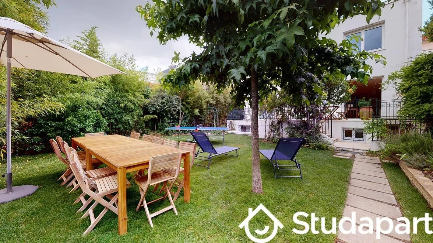 Jardin avec table et chaises de repas
