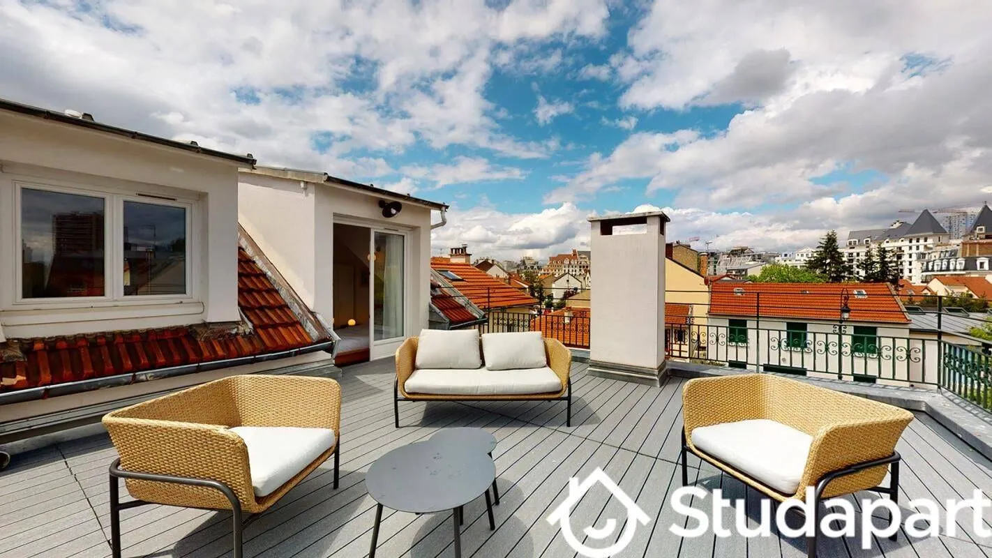 Terrasse aménagée avec salon de jardin