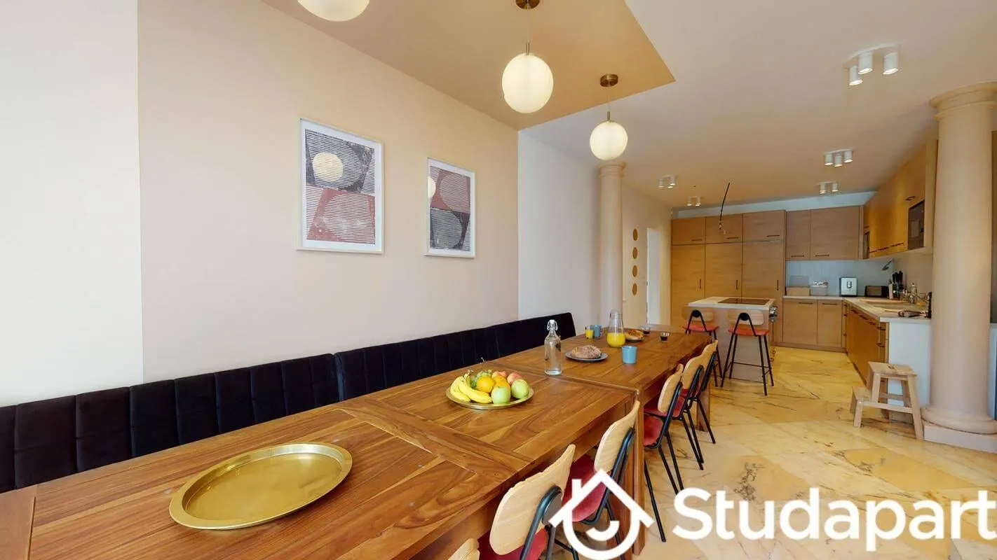 Salle à manger commune avec grande table