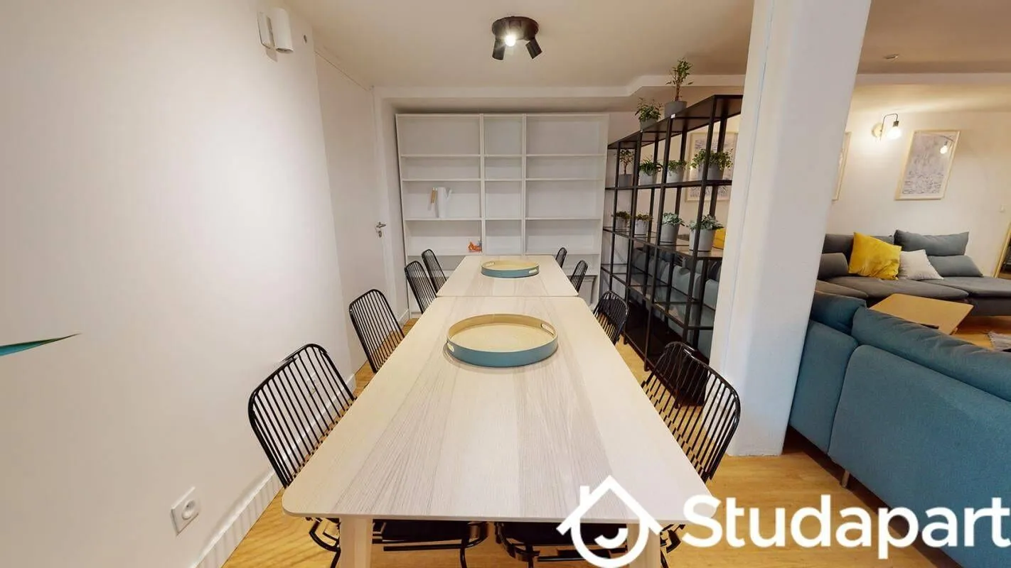 Salle à manger ouverte sur la cuisine