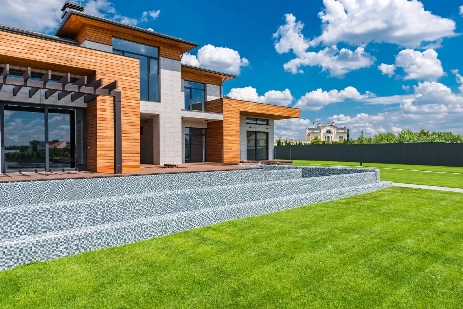 Façade contemporaine avec grandes baies vitrées