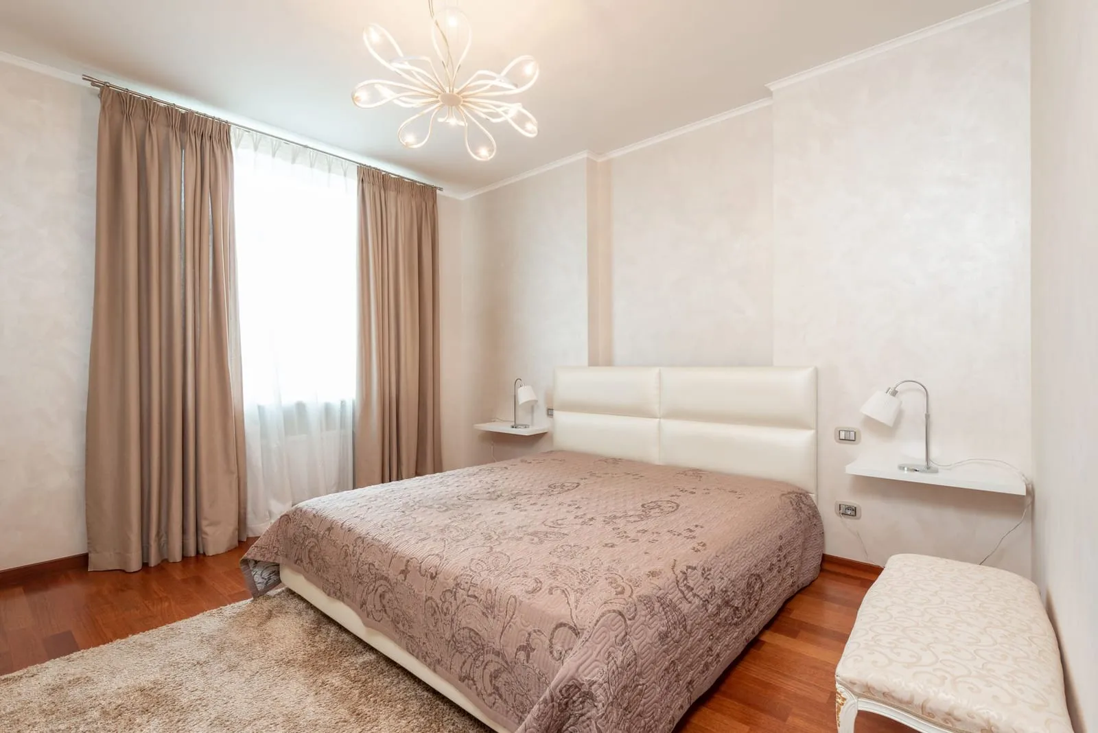 Chambre à l'étage avec grande fenêtre