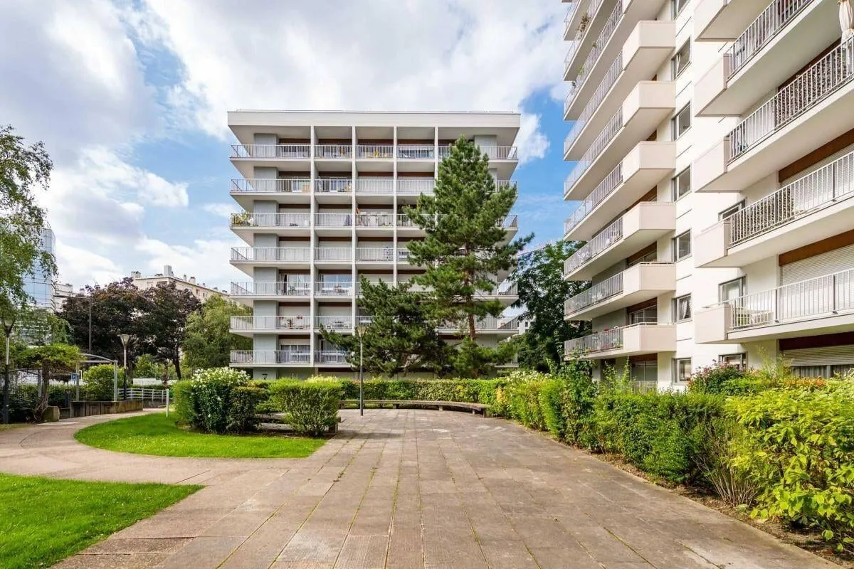 Façade de la résidence vue depuis le jardin