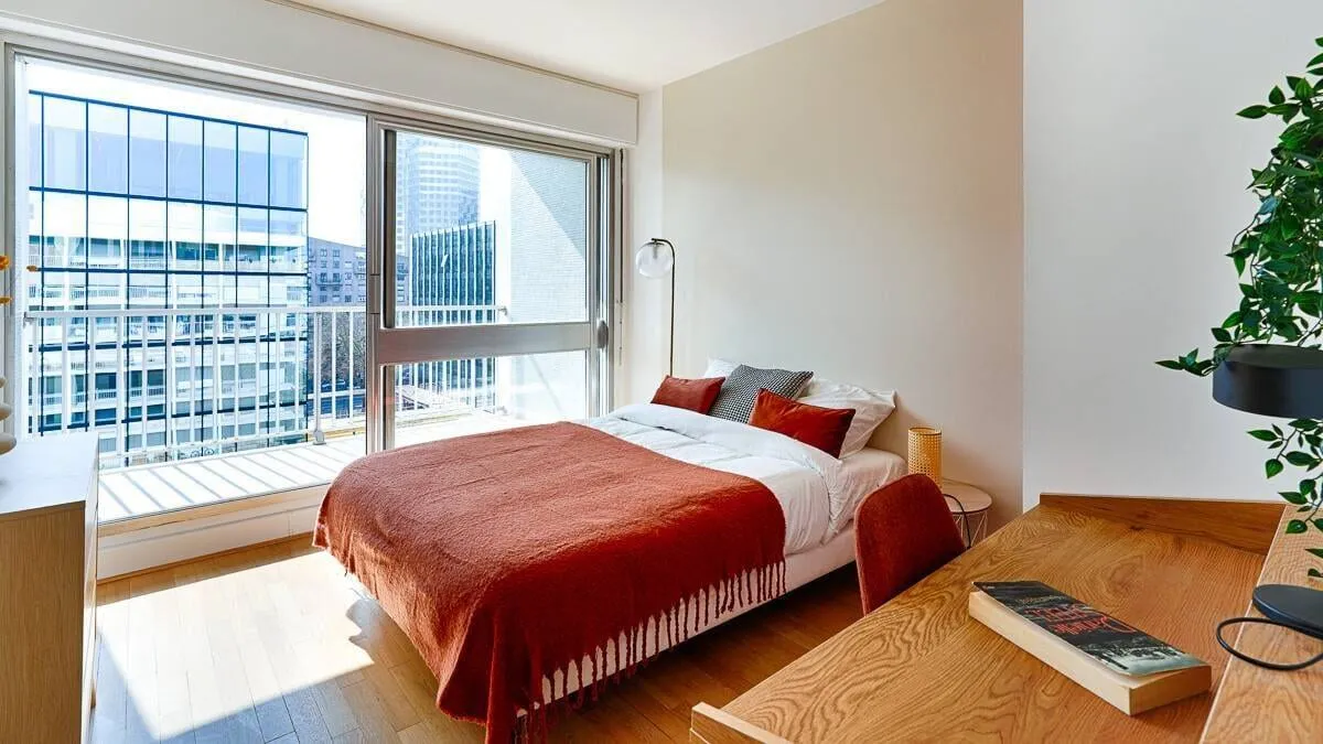 Chambre avec lit simple et fenêtre
