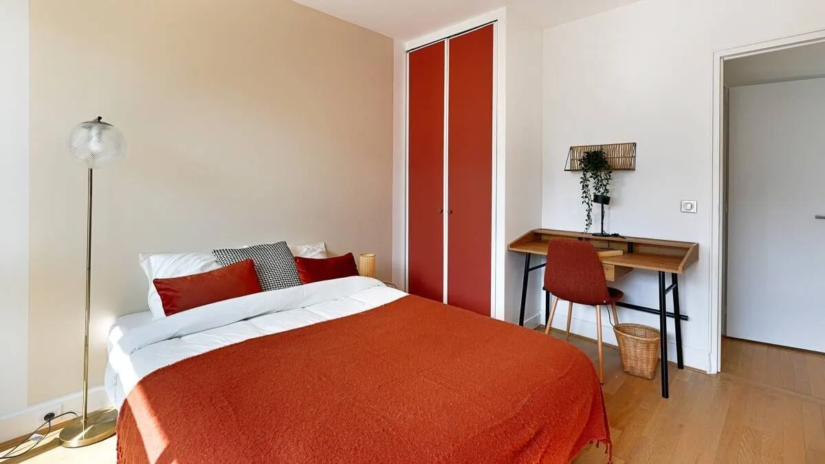Espace nuit avec bureau et rangements