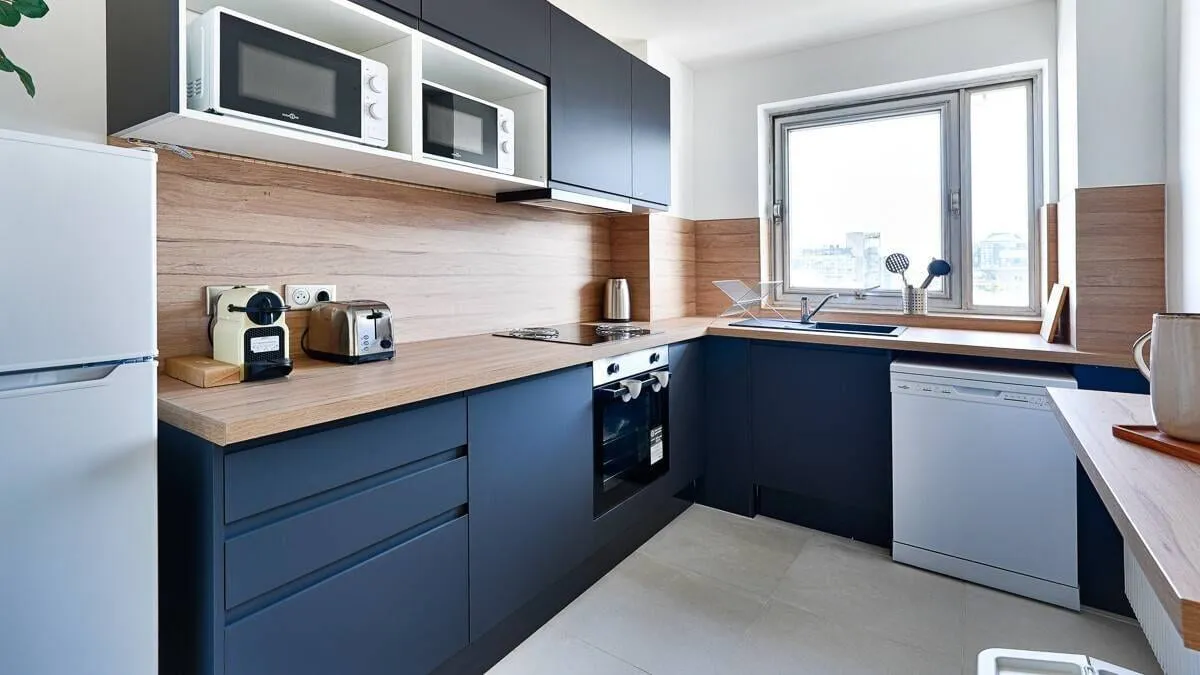 Cuisine équipée aux façades bleues