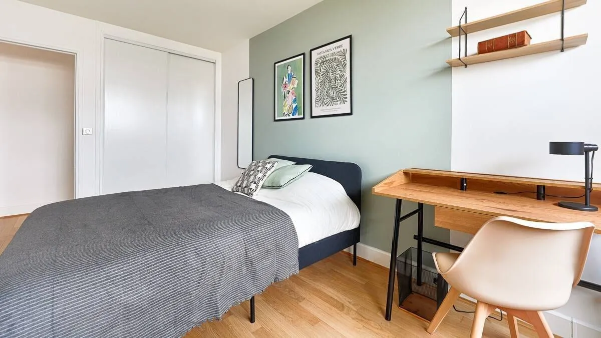 Chambre avec lit simple et porte de rangement
