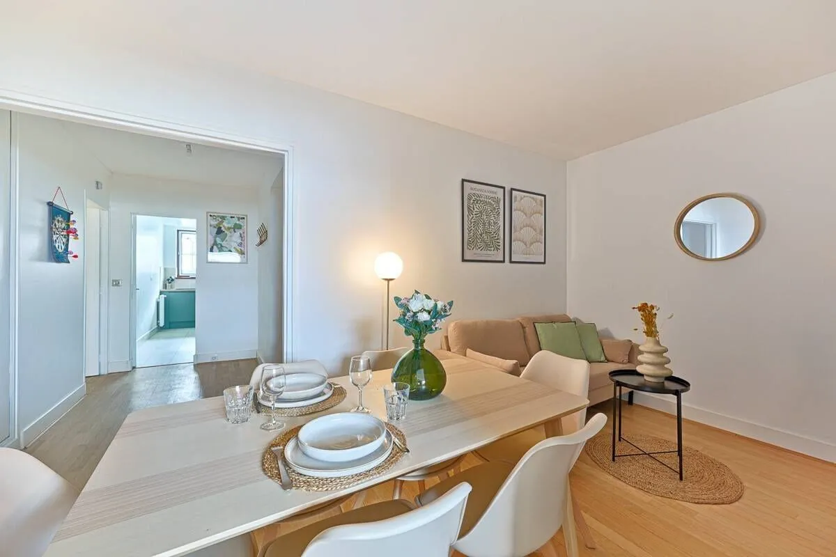 Coin repas avec table dressée