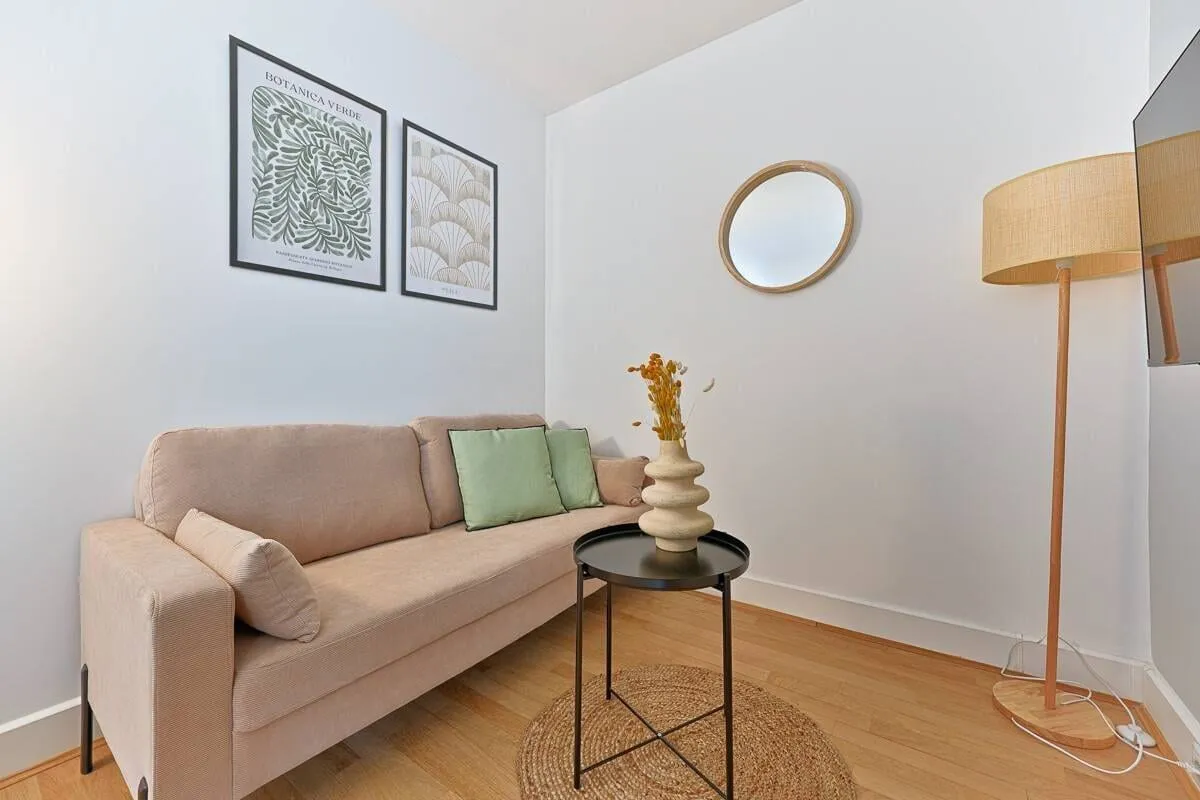 Séjour avec canapé et fauteuil