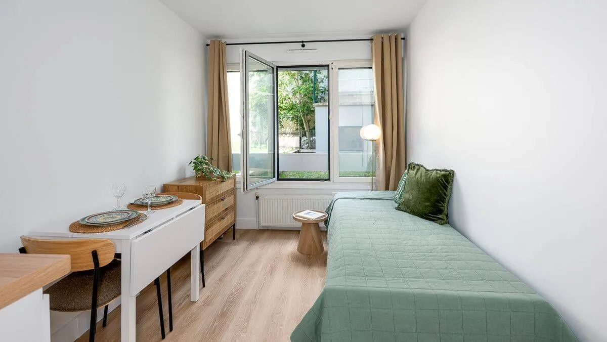 Vue d'ensemble du studio depuis la kitchenette