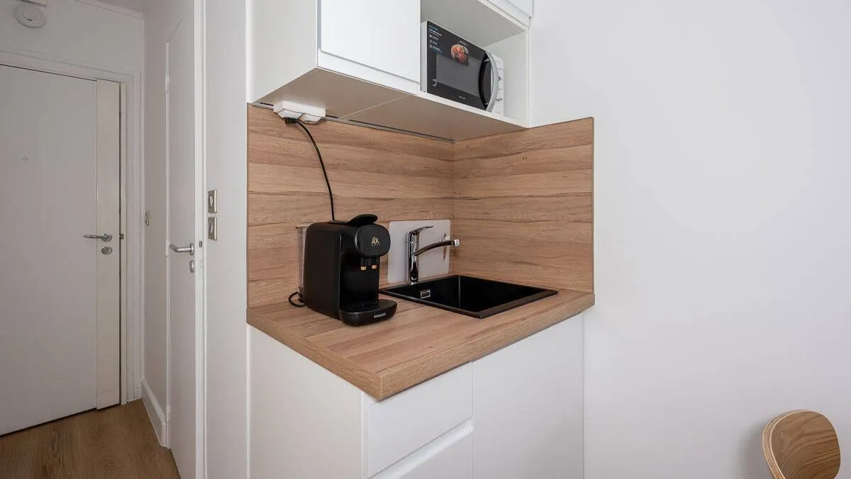 Kitchenette avec machine à café et évier