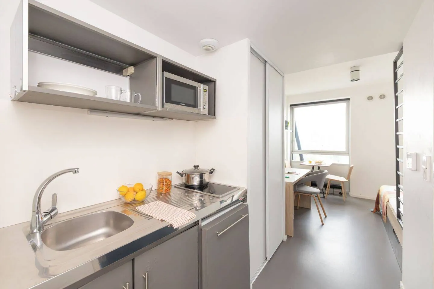 Kitchenette avec micro-ondes et plan de travail