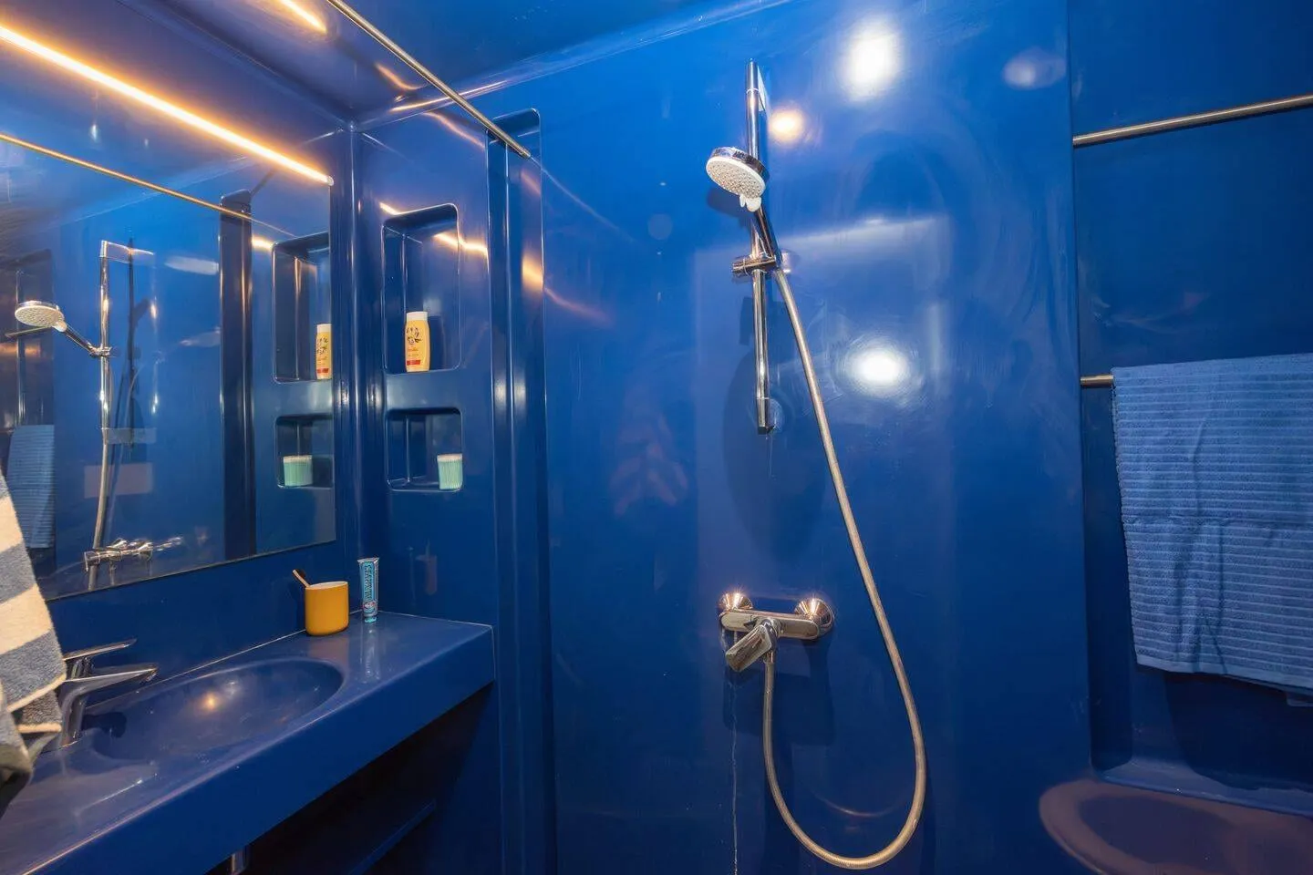 Salle d'eau avec douche et faïence bleue
