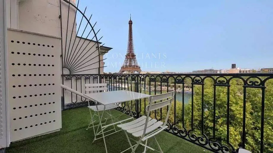 Terrasse avec vue dégagée sur la Tour Eiffel