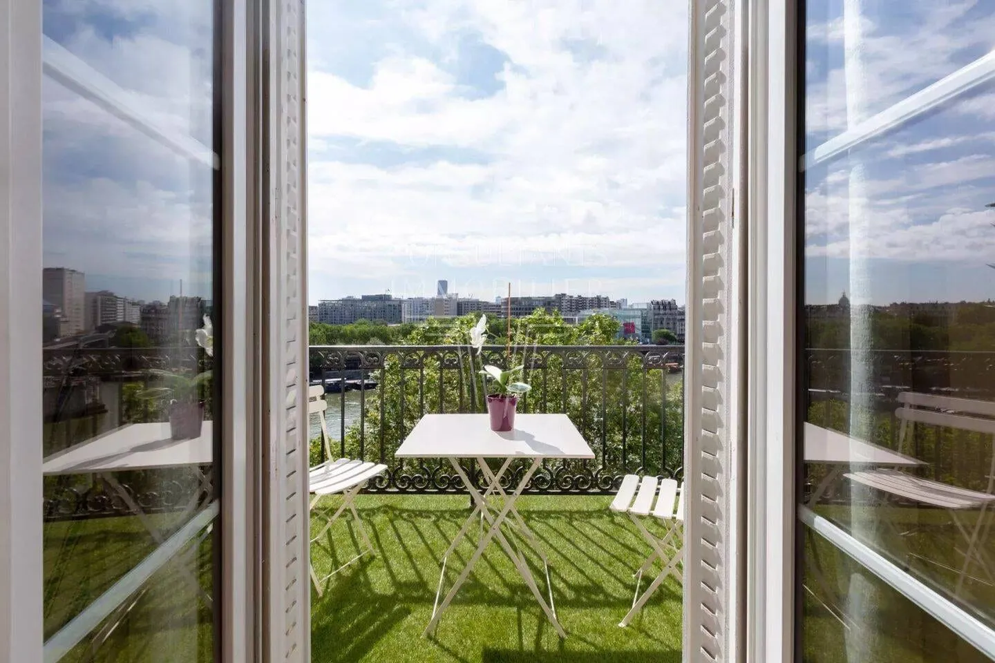 Terrasse et ciel de Paris vus depuis la baie vitrée