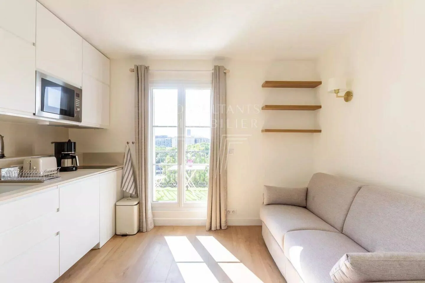 Kitchenette avec étagères et plan de travail