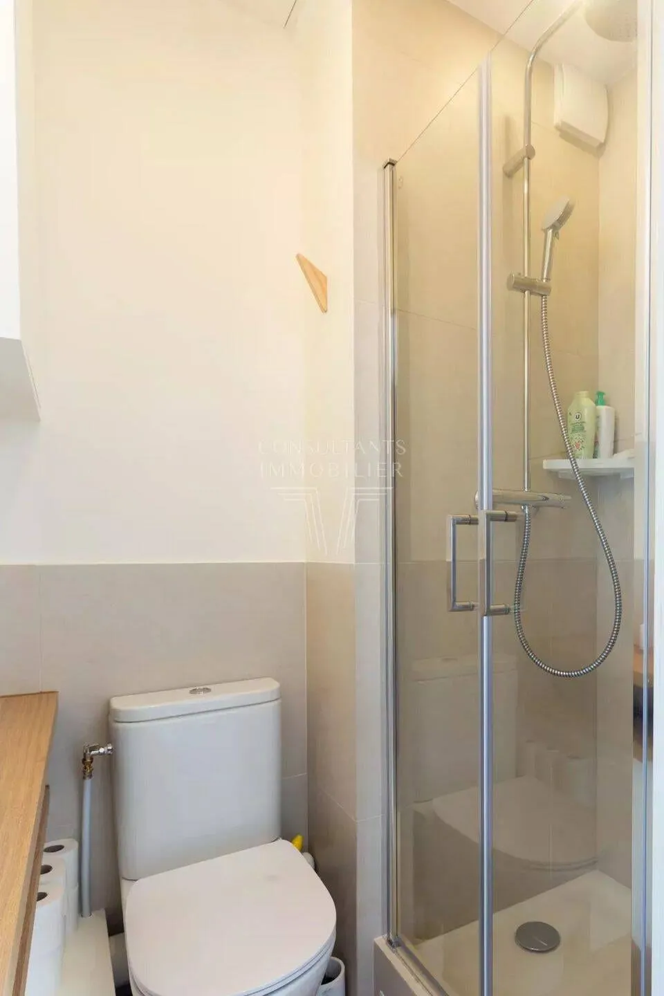 Kitchenette équipée avec micro-ondes