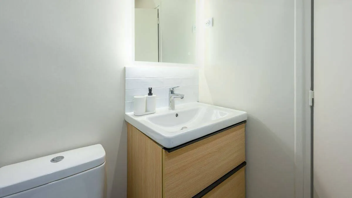 Salle d'eau avec vasque et rangements