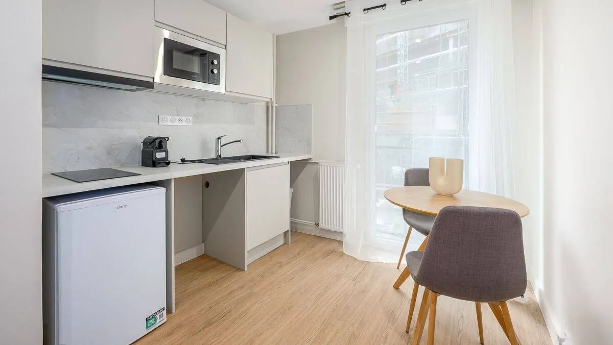 Kitchenette avec micro-ondes et coin repas