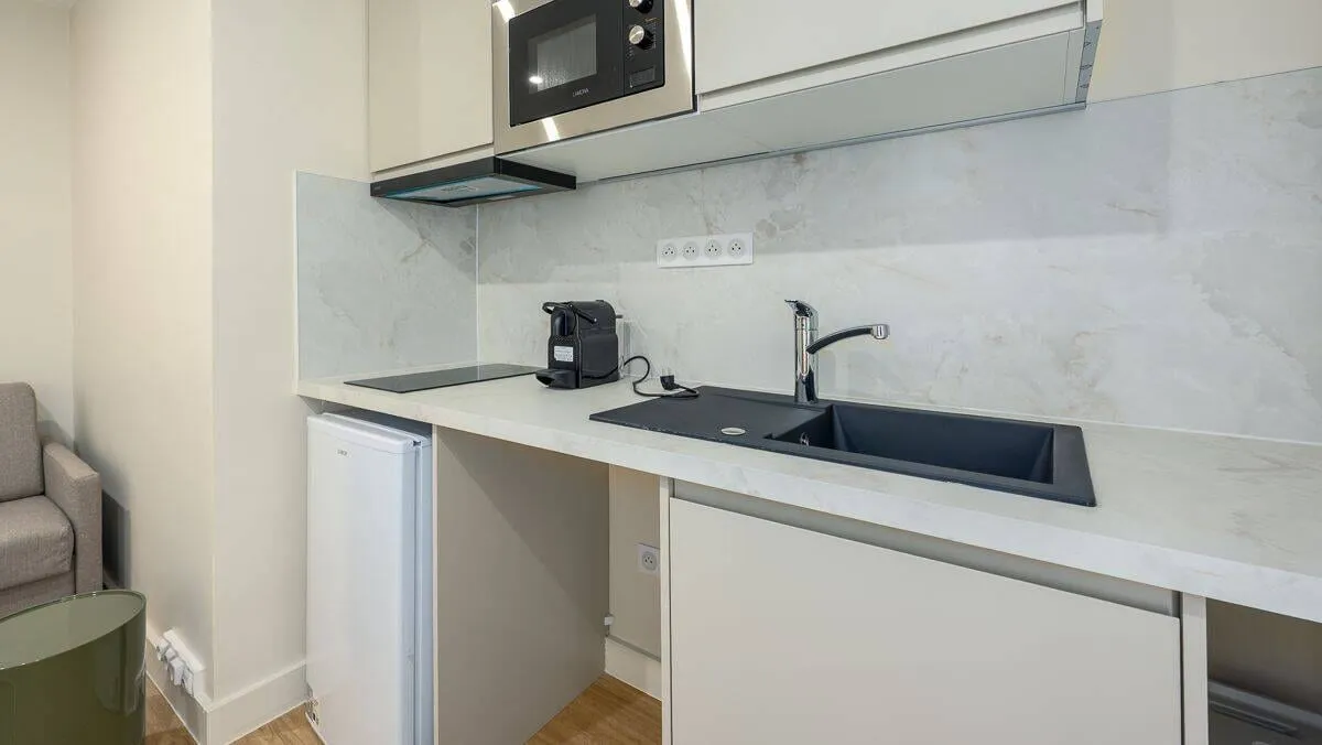 Kitchenette équipée vue d'ensemble
