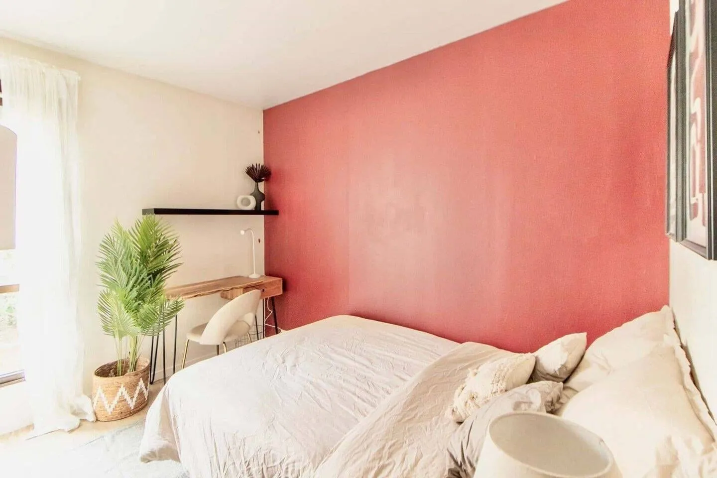 Chambre avec mur rouge et lit double