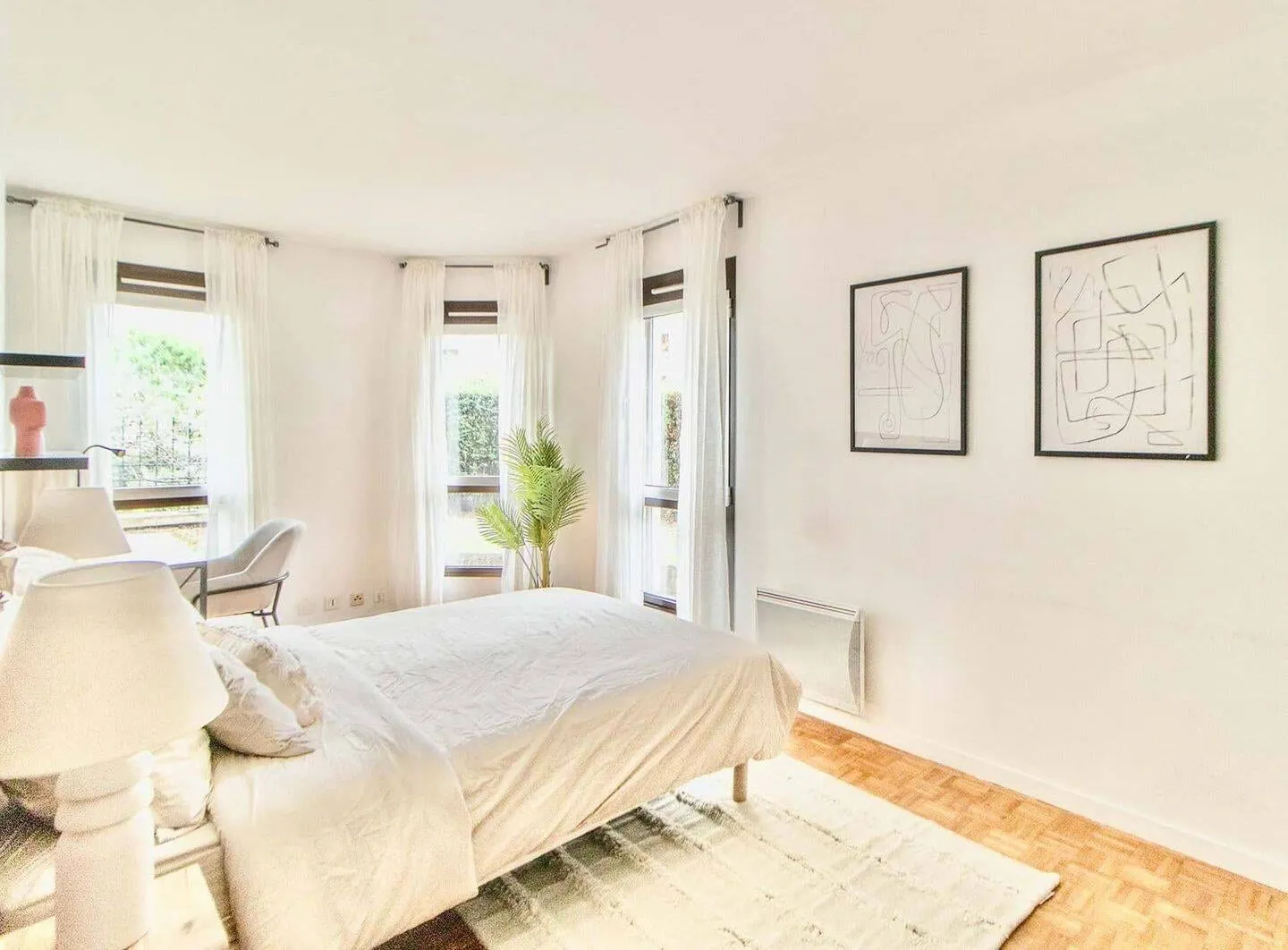 Chambre claire avec lit double et fenêtre