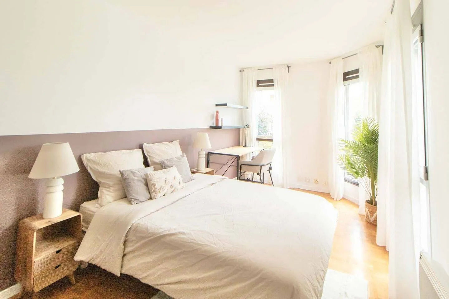 Chambre avec lampadaire et cadres