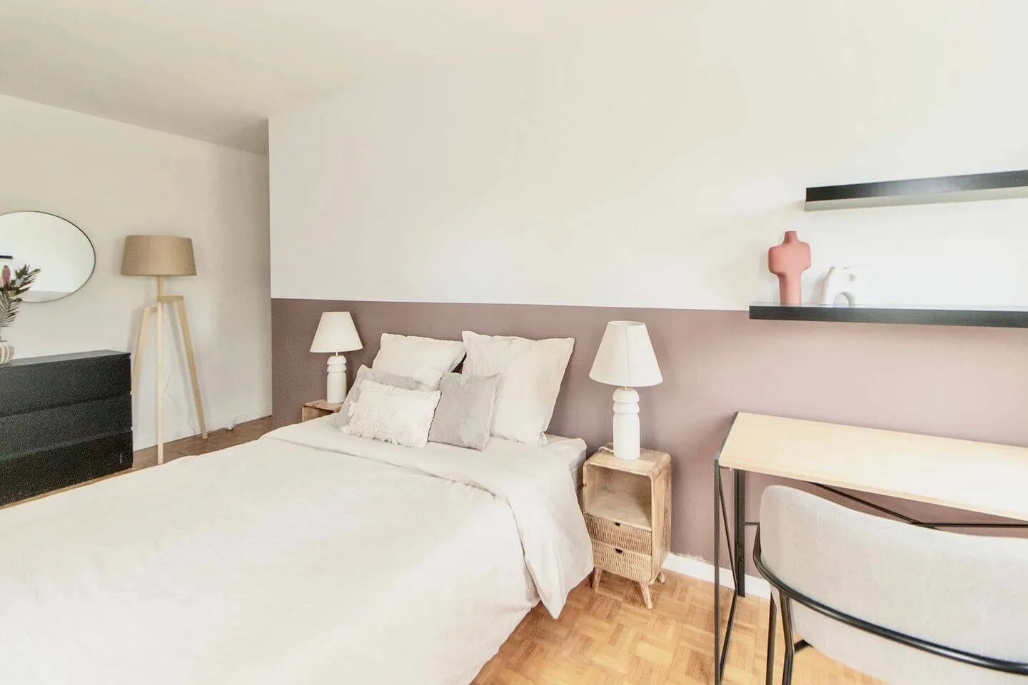 Chambre avec fauteuil et lampe d'appoint