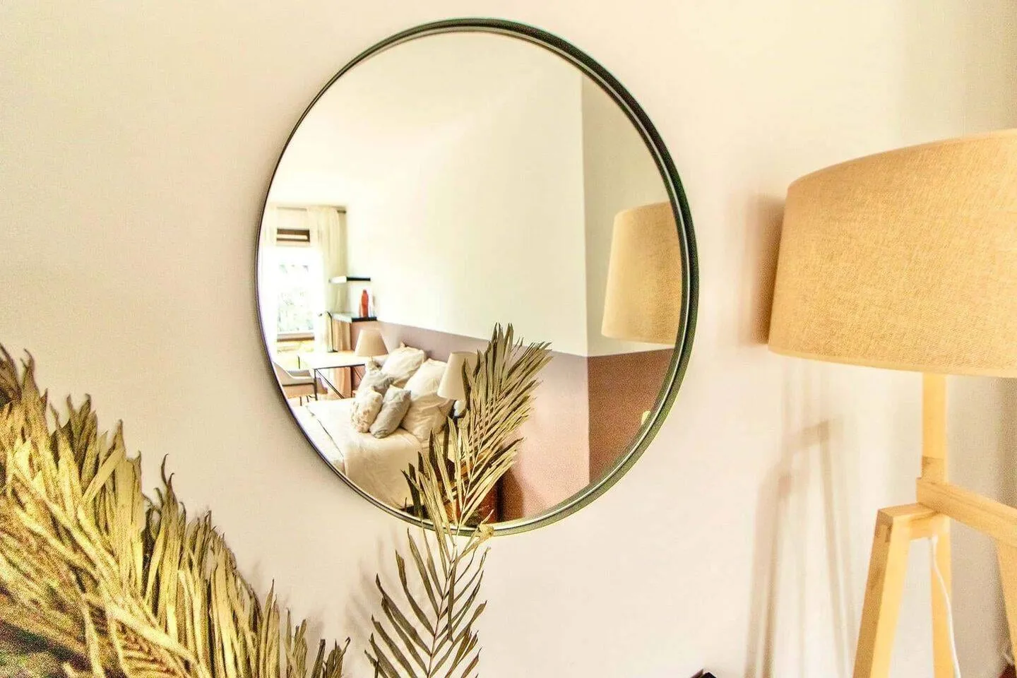 Miroir rond et décoration murale
